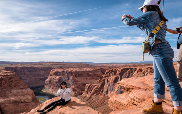 INDIA_Chinese-tourist-Grand-Canyon