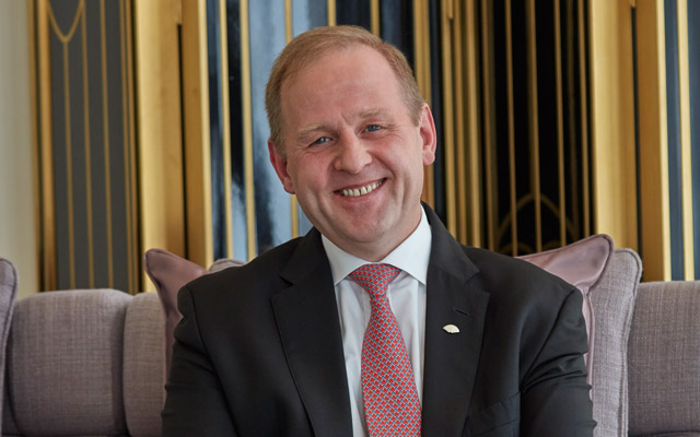 Martin Schnider - Mandarin Oriental, KL 640