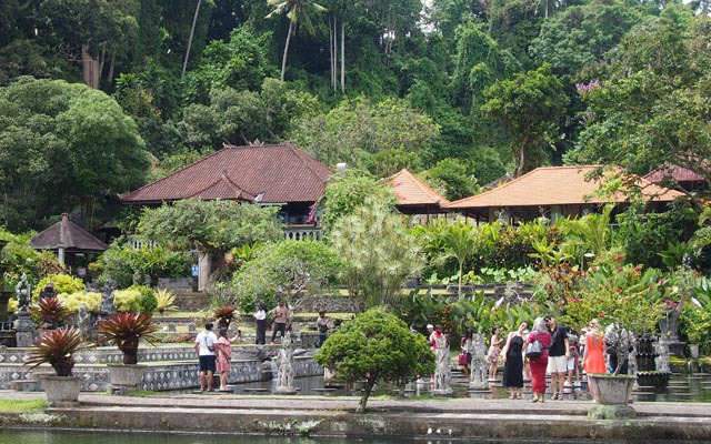 Bali plans tourist fee from 2024