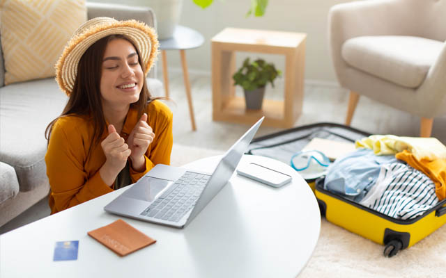 girl traveller planning trip 640