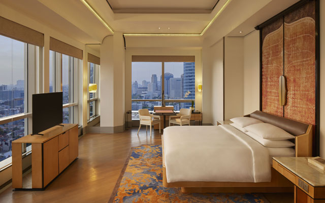 Keraton_at_The_Plaza,_Jakarta_One-King-Bed-Corner-Deluxe-View_640
