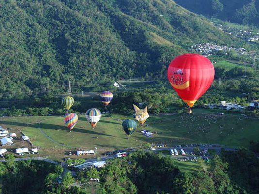 Fly high in a hot air balloon with Vietjet