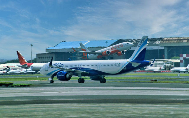 Planes at Mumbai Airport 640