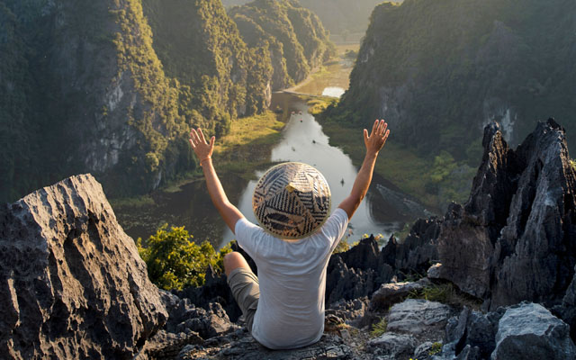 traveller at Ninh Binh 640