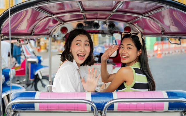 bangkok friends in tuktuk 640
